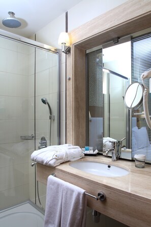Dusche, kostenlose Toilettenartikel, Haartrockner, Bademäntel