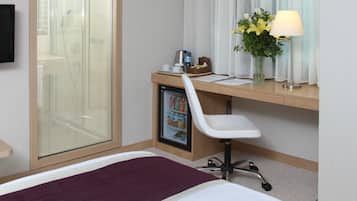 Een minibar, een kluis op de kamer, een bureau, geluiddichte muren