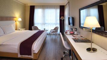 Een minibar, een kluis op de kamer, een bureau, geluiddichte muren