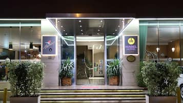 Mặt tiền nơi lưu trú - ban đêm