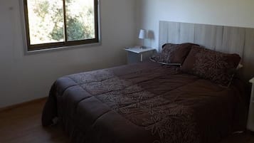 3 bedrooms, desk, rollaway beds