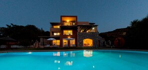 Outdoor pool, pool umbrellas, pool loungers - Wild Pear Villa (Malevizi)