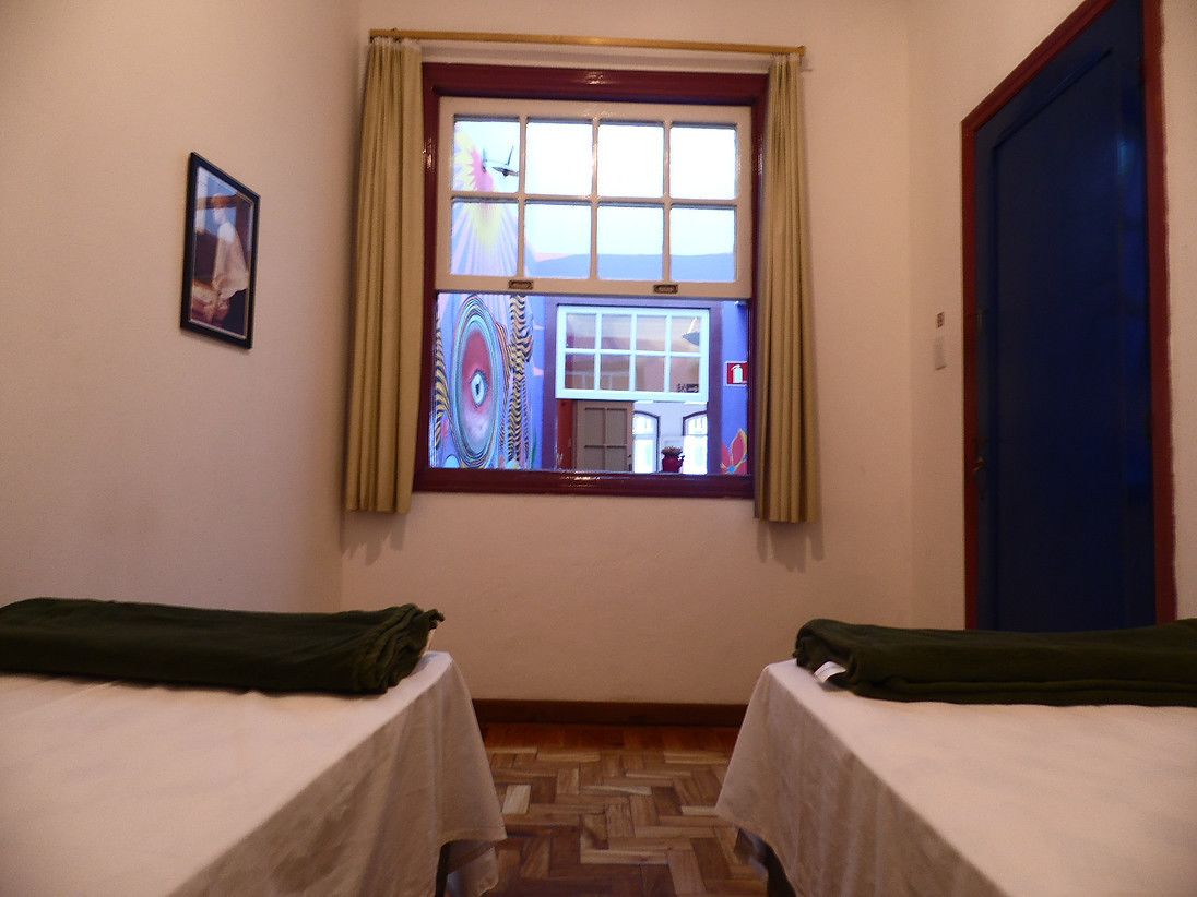 Tabla de planchar con plancha, wifi gratis y ropa de cama 