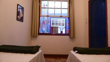 Tabla de planchar con plancha, wifi gratis y ropa de cama