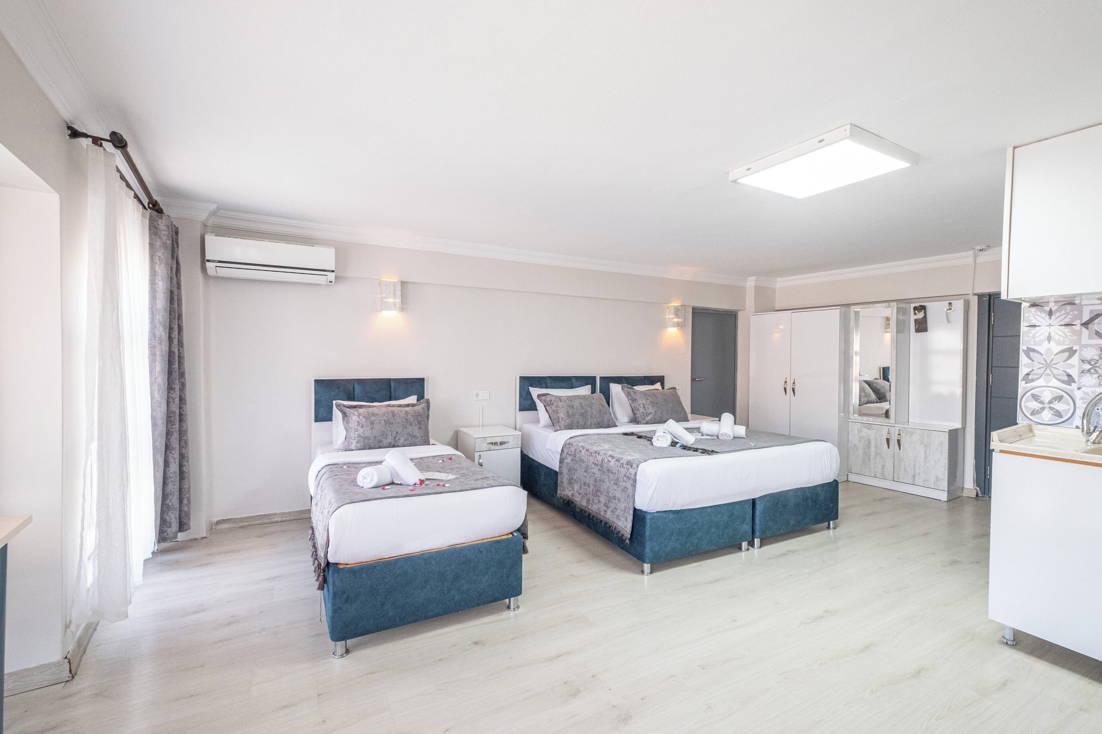 Ropa de cama de alta calidad y caja de seguridad en la habitación 