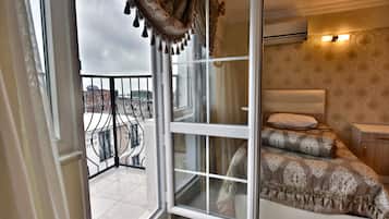 Deluxe Triple Room With Sea View | Premium bedding, in-room safe, desk, laptop workspace