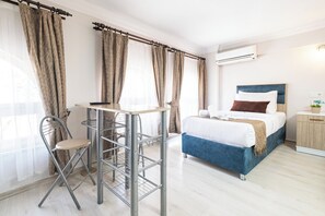 Standard-Dreibettzimmer | Hochwertige Bettwaren, Zimmersafe, Schreibtisch
