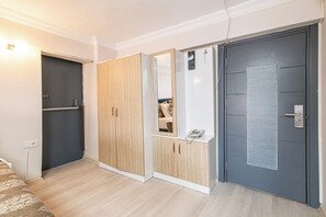 Deluxe Triple Room With Sea View | Tủ quần  áo