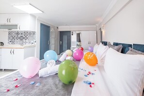 Standard-Vierbettzimmer | Hochwertige Bettwaren, Zimmersafe, Schreibtisch
