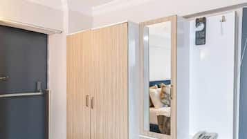 Deluxe Triple Room With Sea View | Garderob