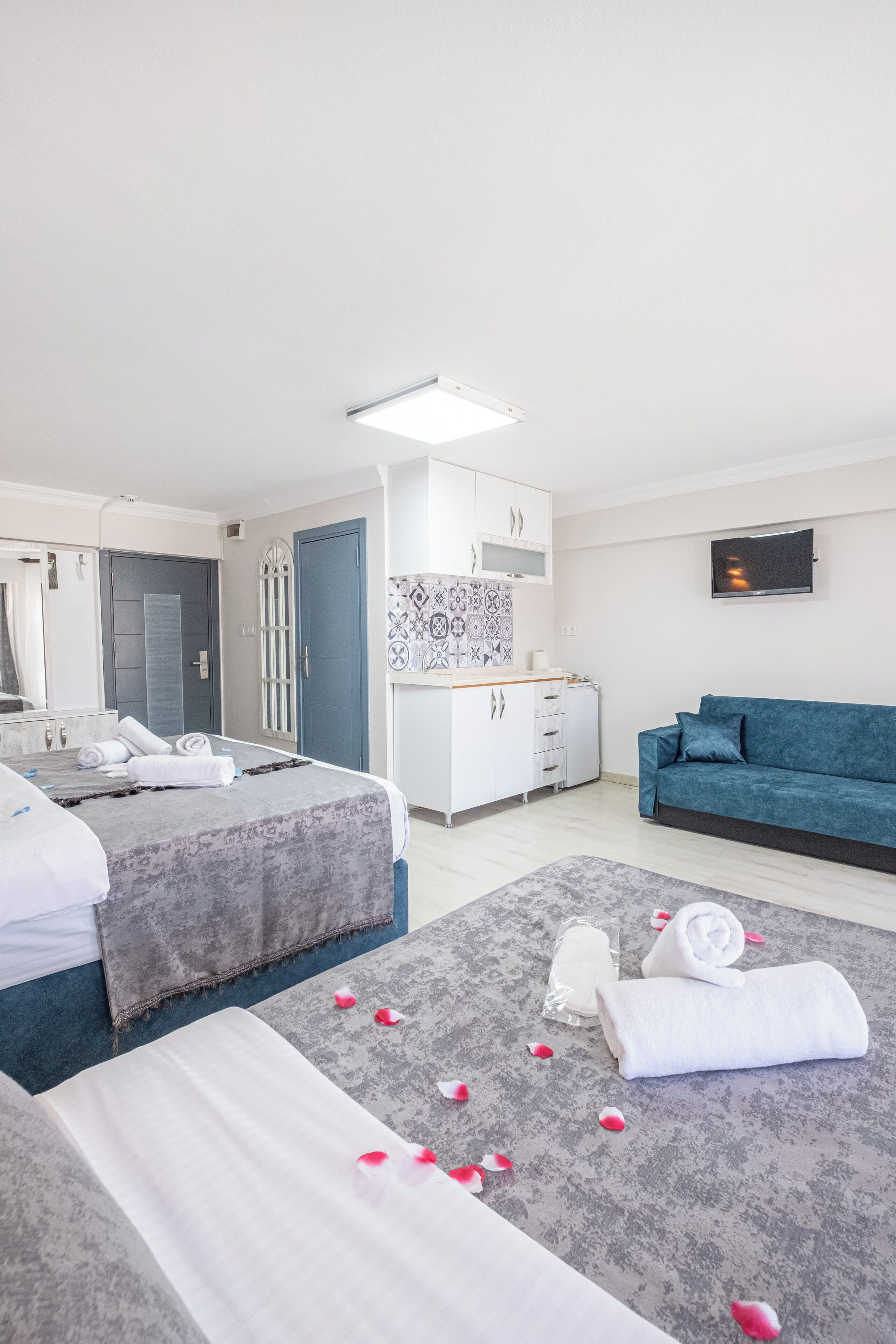Deluxe Double Room With Balcony | Literie de qualité supérieure, coffres-forts dans les chambres, bureau