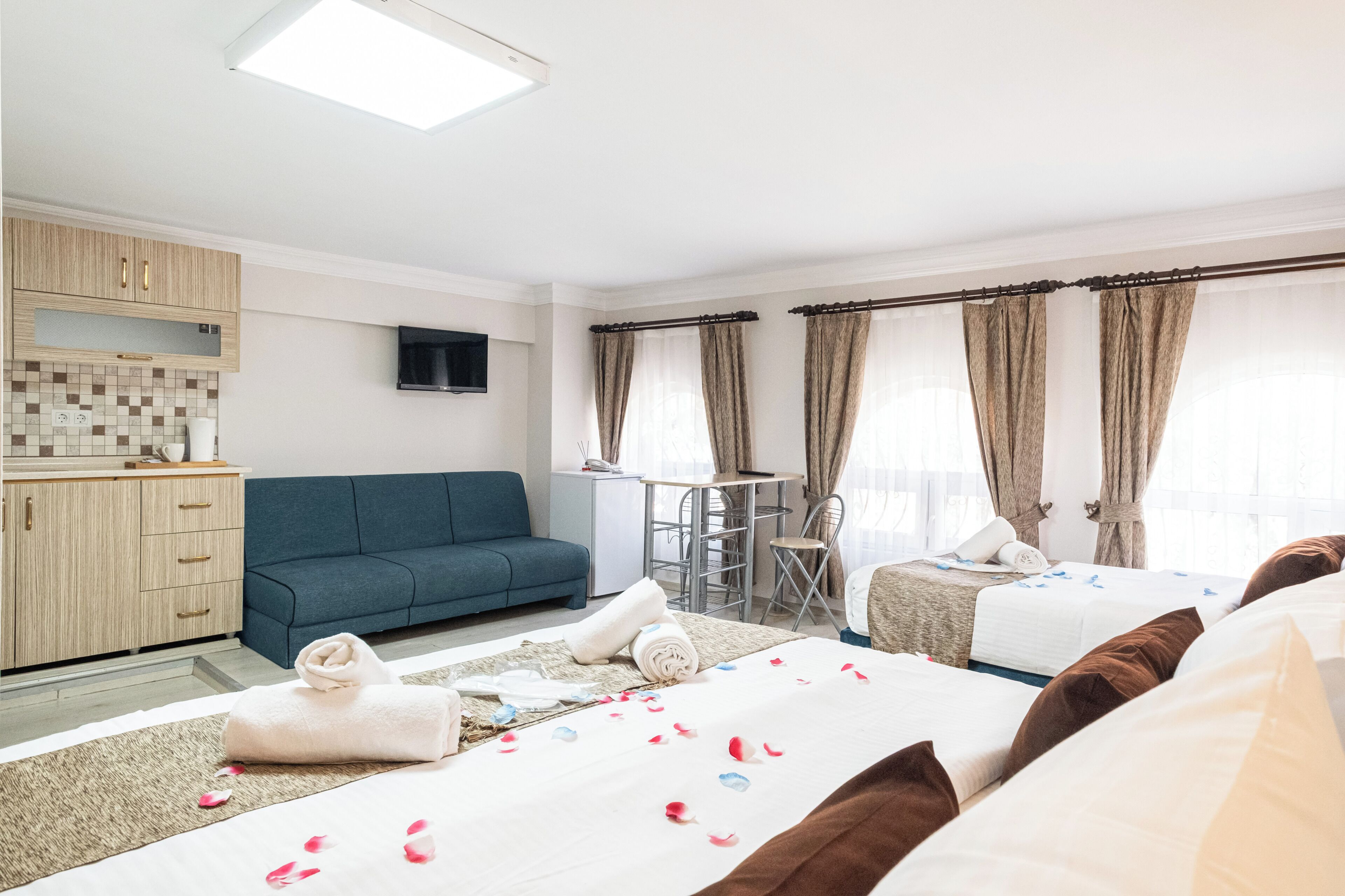 Standard Triple Room | Premium bedding, in-room safe, desk, laptop workspace