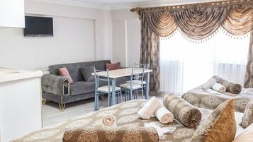 Deluxe Triple Room With Sea View | 高級寢具、客房內保險箱、書桌、筆電工作空間