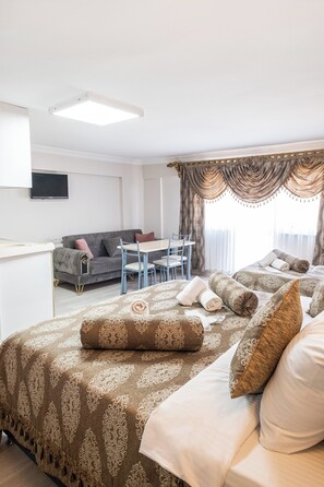Deluxe Triple Room With Sea View | Literie de qualité supérieure, coffres-forts dans les chambres, bureau