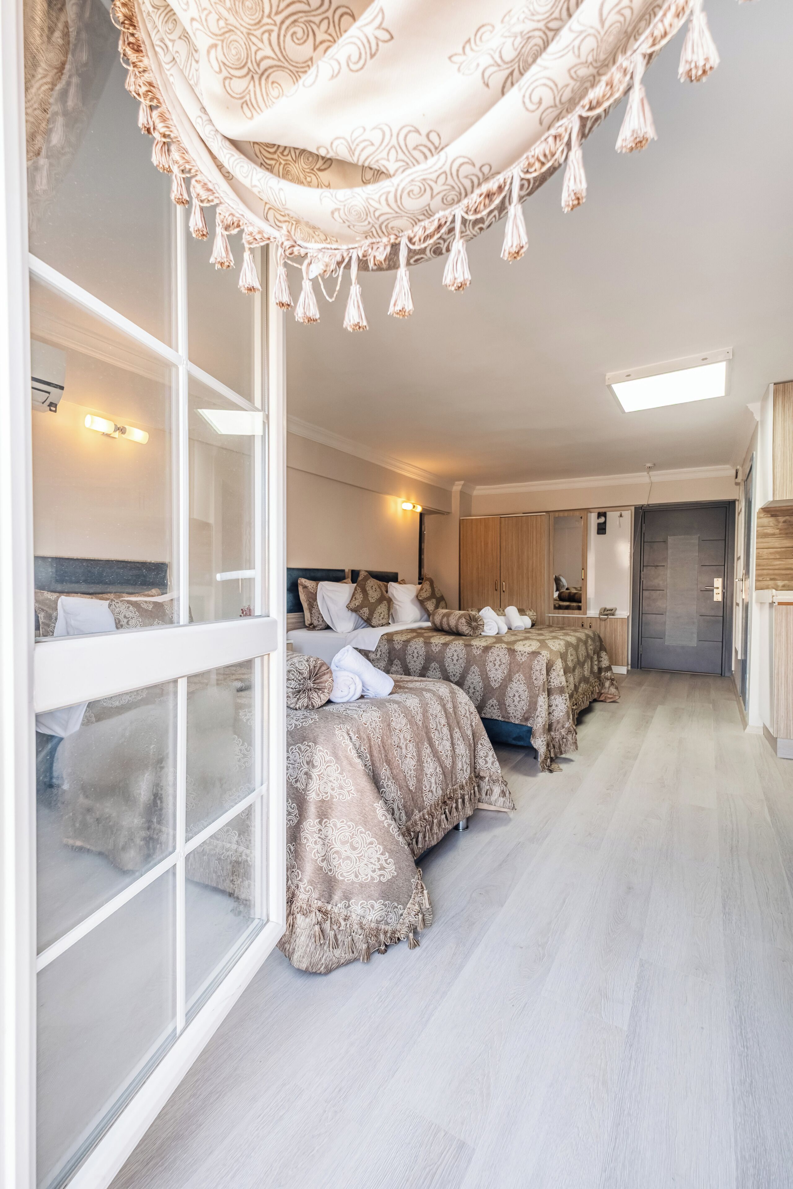 Ropa de cama de alta calidad y caja de seguridad en la habitación 