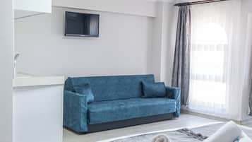 Deluxe Double Room With Balcony | Ruang tamu | 28 inci televisyen skrin rata dengan satelit, TV