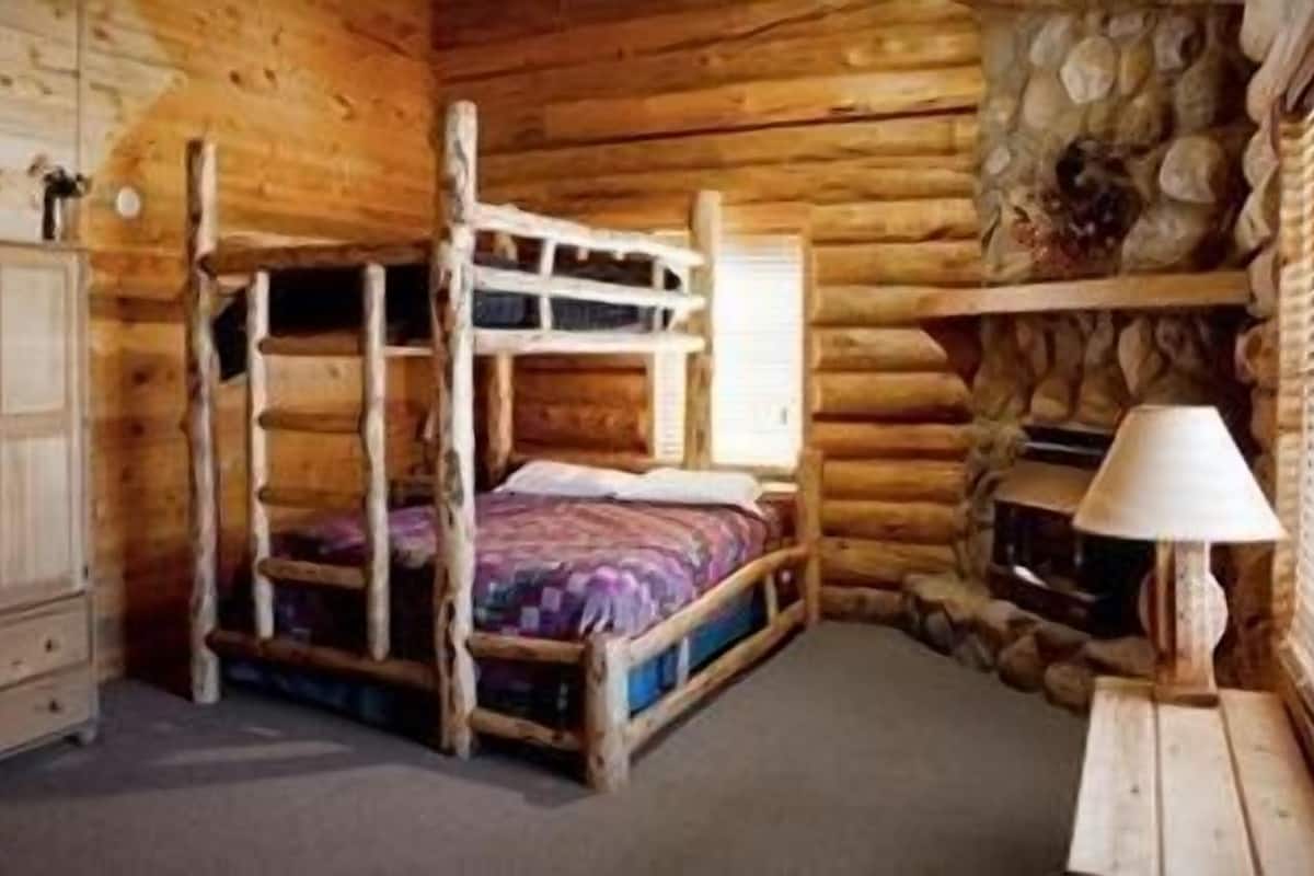 Cabaña clásica, 2 habitaciones, vista al río, junto a la montaña (Elk River Cabin) | Muebles diferentes 