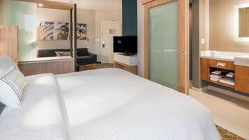 Studio, 1 King Bed with Sofa bed | Iron/ironing board, free cribs/infant beds, free WiFi, bed sheets