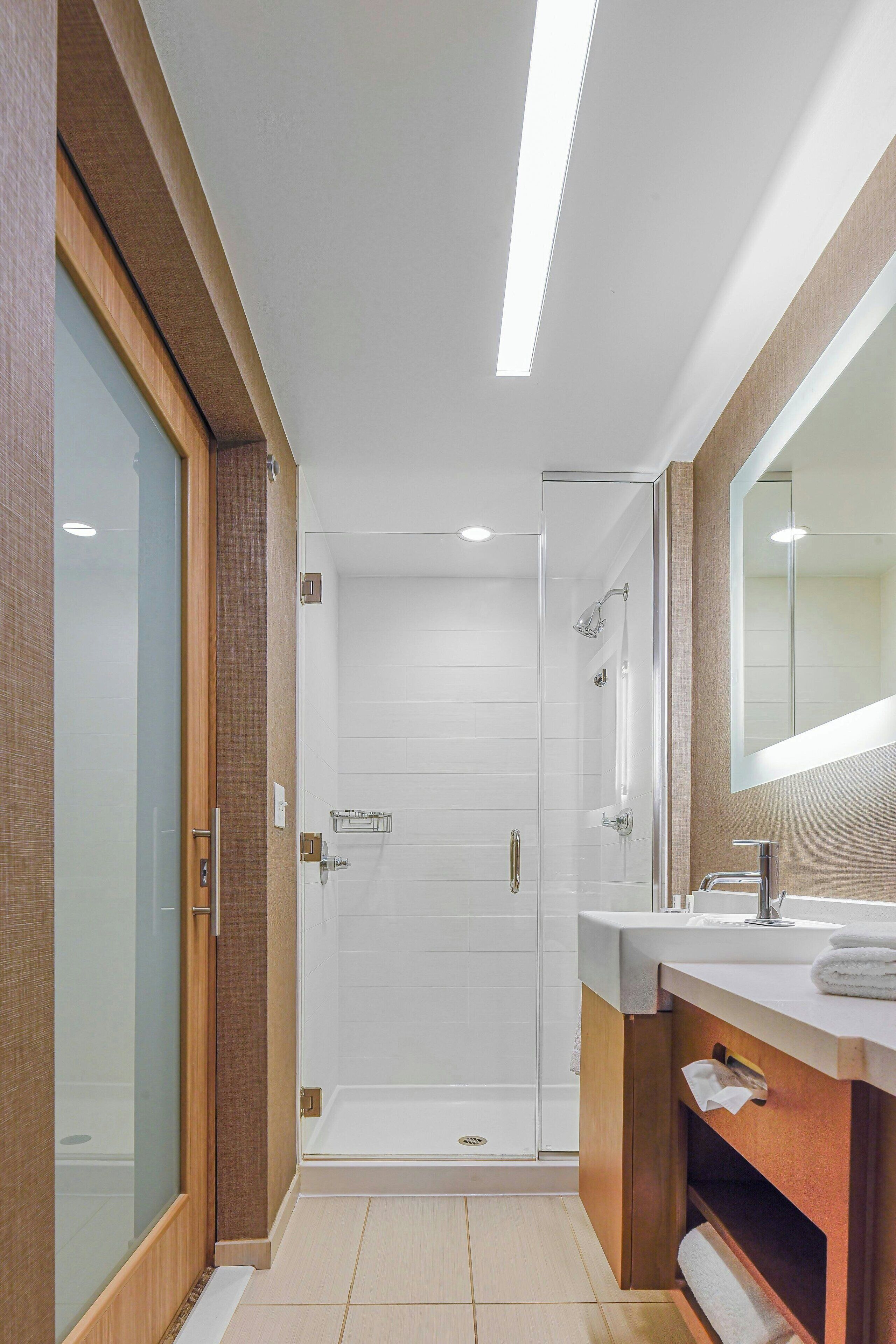 studio, 1 king bed with sofa bed | bathroom | combined shower/bathtub, free toiletries, hair dryer, towels