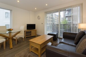 Apartamento, 1 habitación | Sala de estar | Una televisión de pantalla plana, un reproductor de DVD