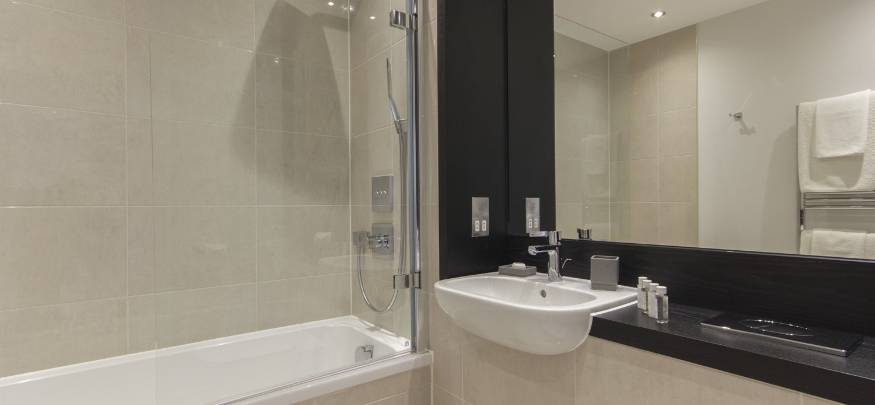 Apartment, 1 Bedroom | Bathroom | Combined shower/tub, free toiletries, hair dryer, slippers