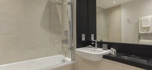 Apartamento, 1 quarto | Banheiro | Chuveiro/banheira combinados, produtos de toalete grátis