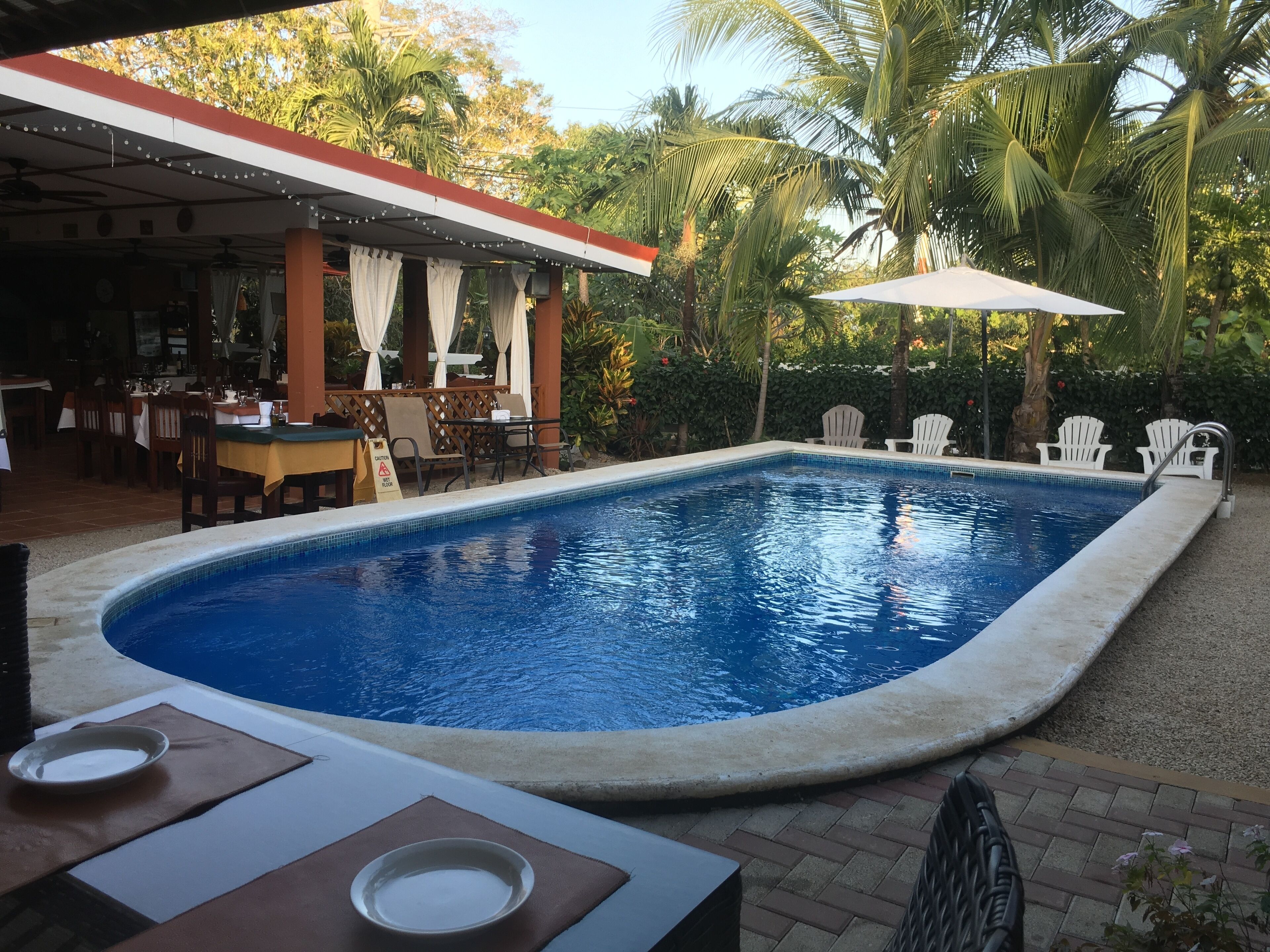 2 hồ bơi ngoài trời 