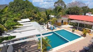 2 outdoor pools