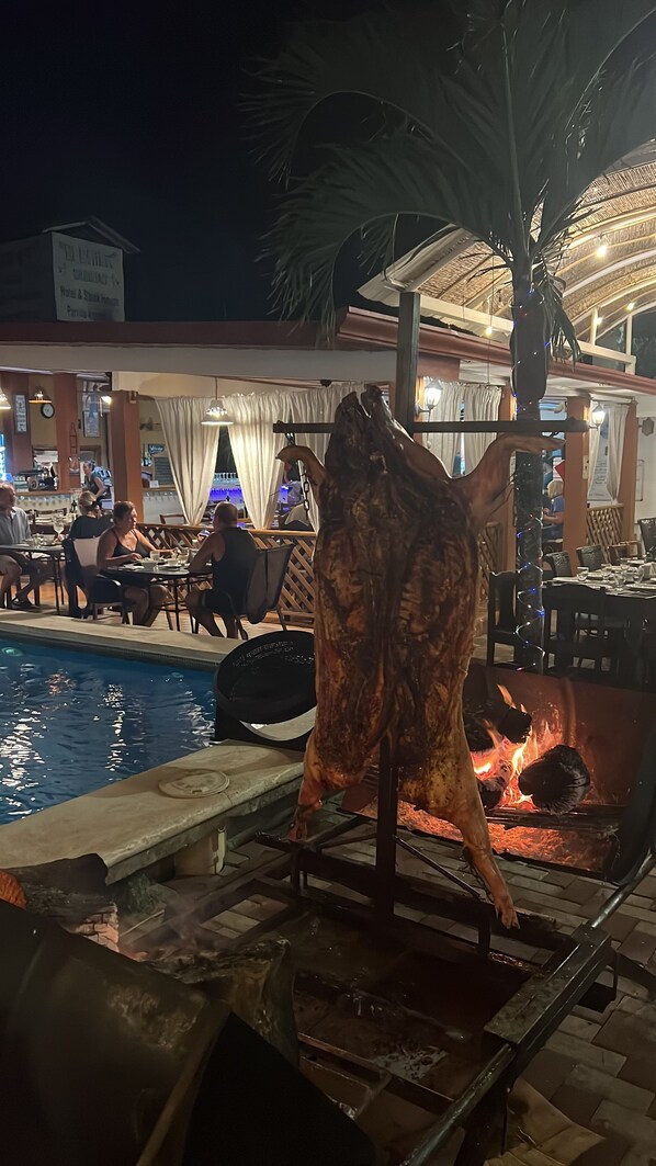 บริการอาหารกลางวันและอาหารเย็น