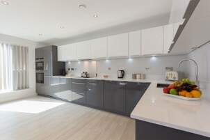 Apartamento, 2 habitaciones | Cocina privada | Frigorífico grande, microondas, horno y placa de cocina