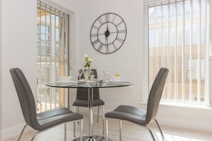 Apartamento, 1 habitación | Servicio de comidas en la habitación
