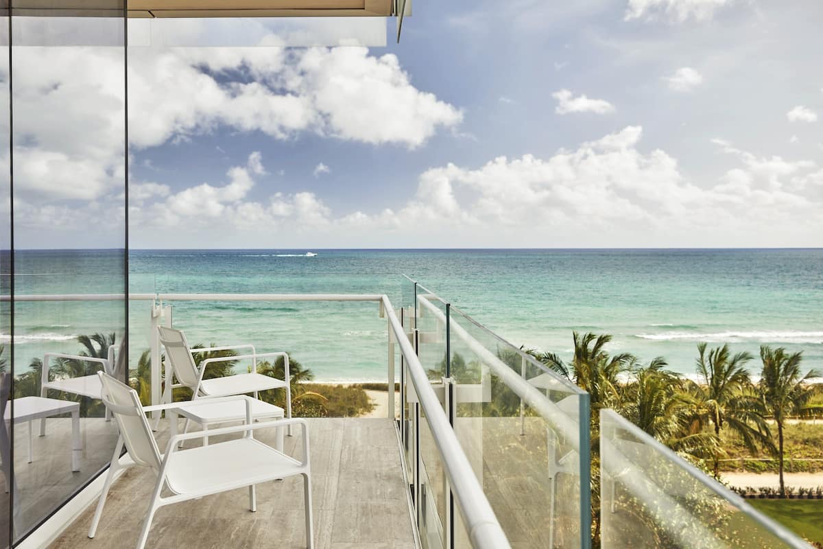 Room, 1 King Bed, Ocean View, Corner | Room amenity