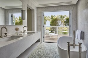 고급 세면용품, 헤어드라이어, 목욕가운, 슬리퍼