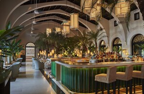 Champagner-Bar, Blick aufs Meer, täglich geöffnet