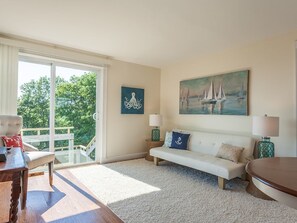 Junior Suite, 1 Queen Bed, Sea View (Room 2/8) | Living room | Flat-screen TV - Harbor House Inn (Boothbay Harbor)