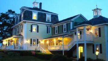 Junior Suite, 1 Queen Bed, Sea View (Room 2/8) | Bathroom | Hair dryer, towels