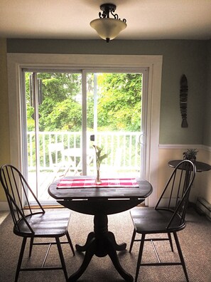 Junior Suite, 1 Queen Bed, Sea View (Room 2/8) | In-room dining - Harbor House Inn (Boothbay Harbor)