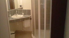 Double Room | Bathroom | Shower, free toiletries, towels