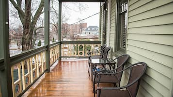 The Stokes (Standard / 2nd Floor Vandiver Mansion) | Terrace/patio