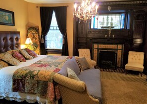 Premium bedding, memory-foam beds, desk, iron/ironing board - Vandiver Inn (Havre De Grace)