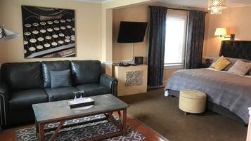 The Meigs (Deluxe / 1st Floor Murphy House) | Premium bedding, memory foam beds, desk, iron/ironing board