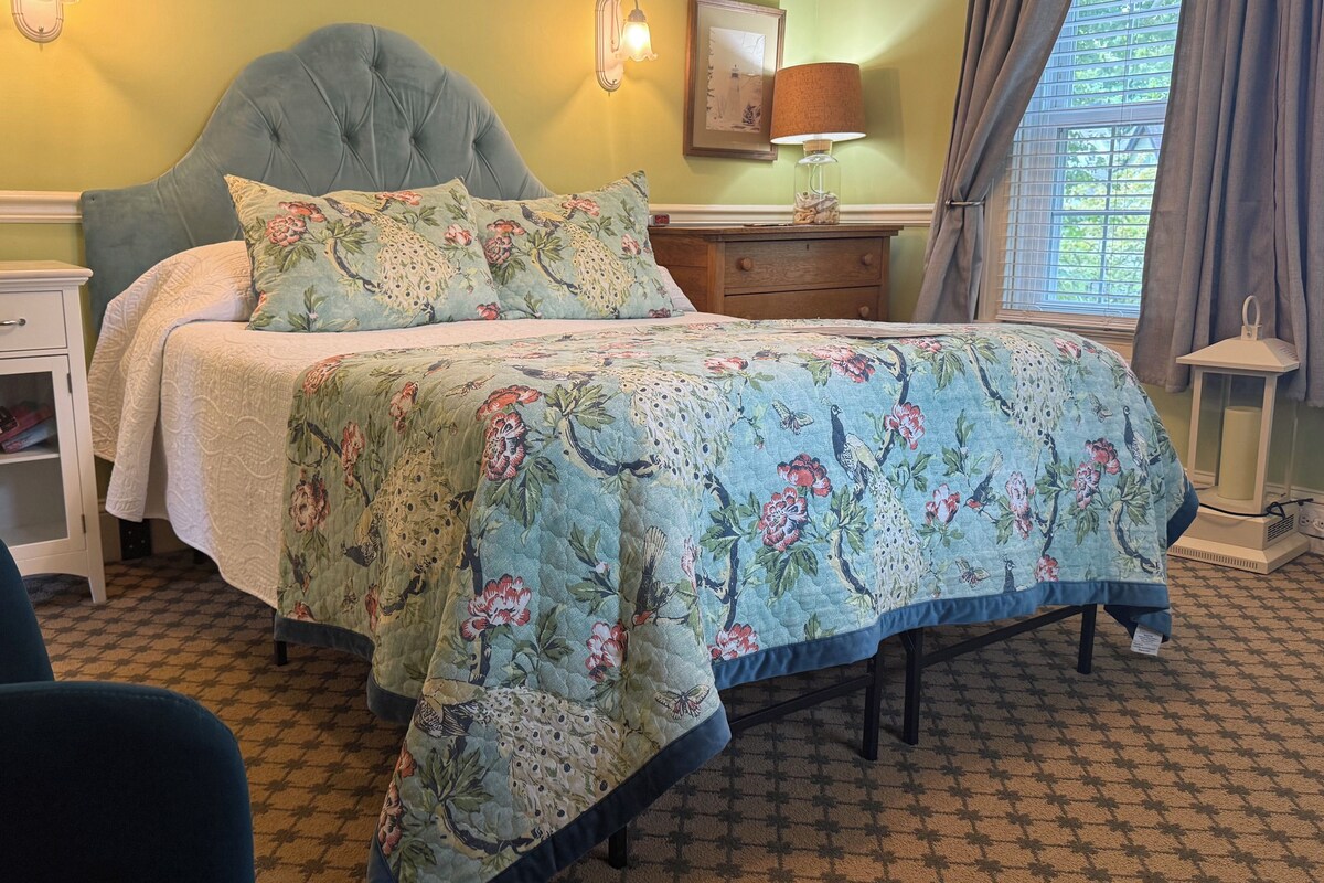 Premium bedding, memory foam beds, desk, iron/ironing board