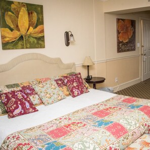Premium bedding, memory-foam beds, desk, iron/ironing board - Vandiver Inn (Havre De Grace)