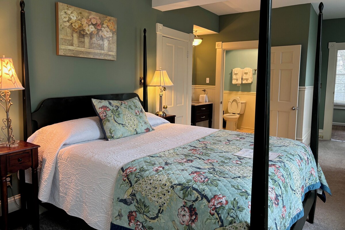 The Fair (Premium / 2nd Floor Vandiver Mansion) | Premium bedding, memory foam beds, desk, iron/ironing board