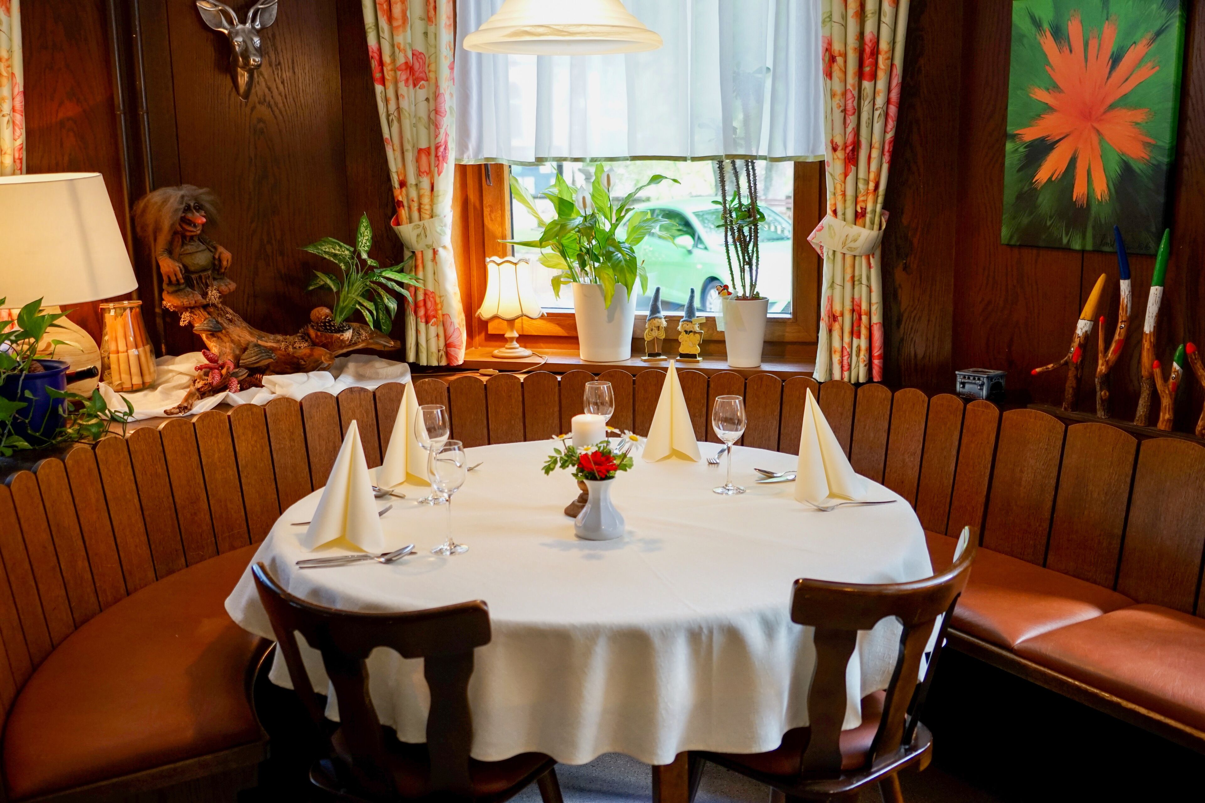 Mittagessen und Abendessen, lokale und internationale Küche