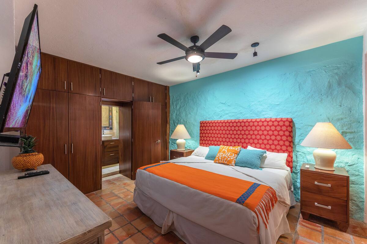 ห้องดีลักซ์สวีท, ห้องน้ำในตัว, วิวสวนหย่อม (Suite 89) | 1 ห้องนอน, เครื่องนอนระดับพรีเมียม, เตียงพร้อมฟูกเสริมที่นอน