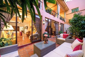 Chambre Quadruple Standard, salle de bains attenante, vue cour intérieure (Suite 59) | Terrasse/Patio