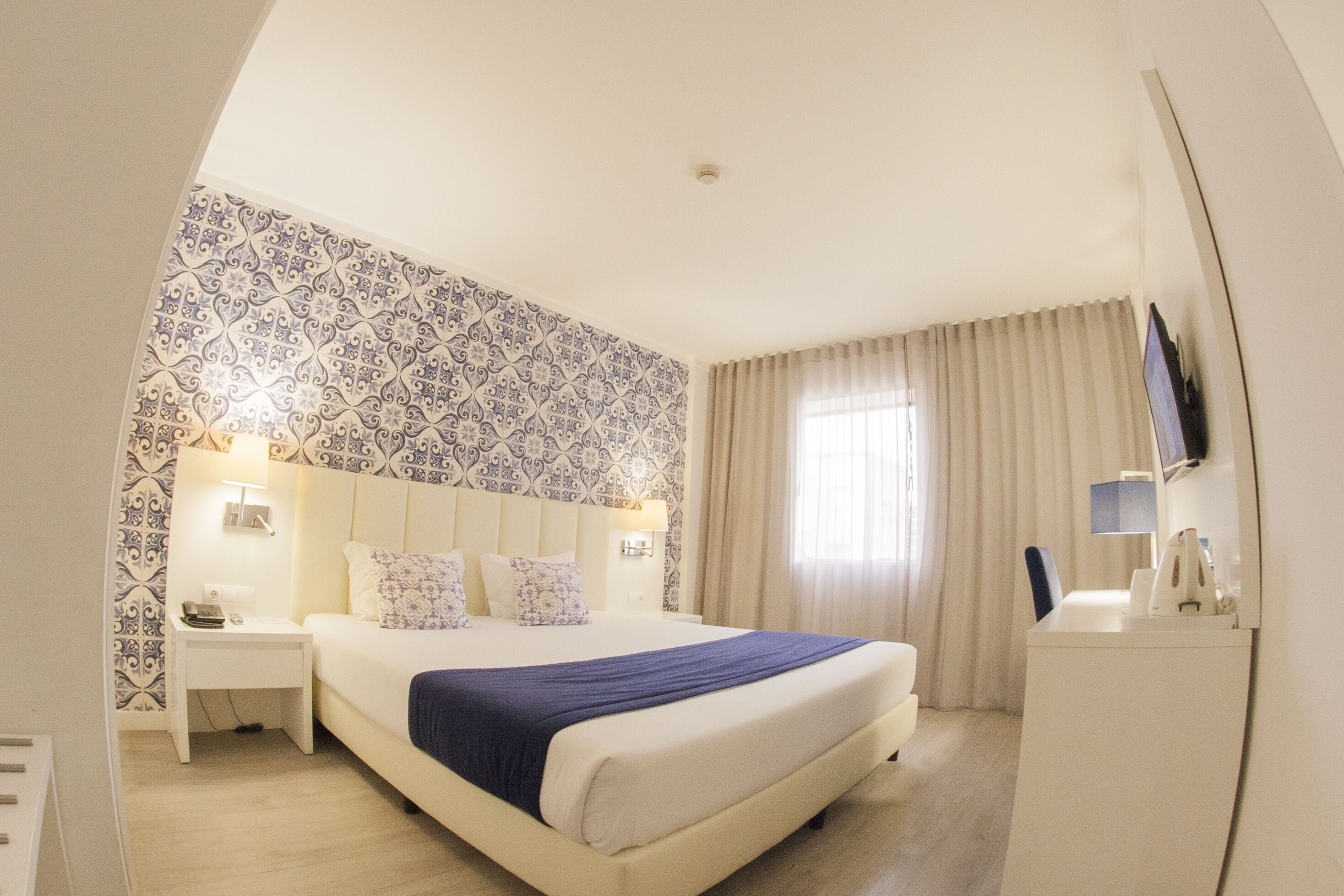 double room | minibar, in-room safe, desk, soundproofing