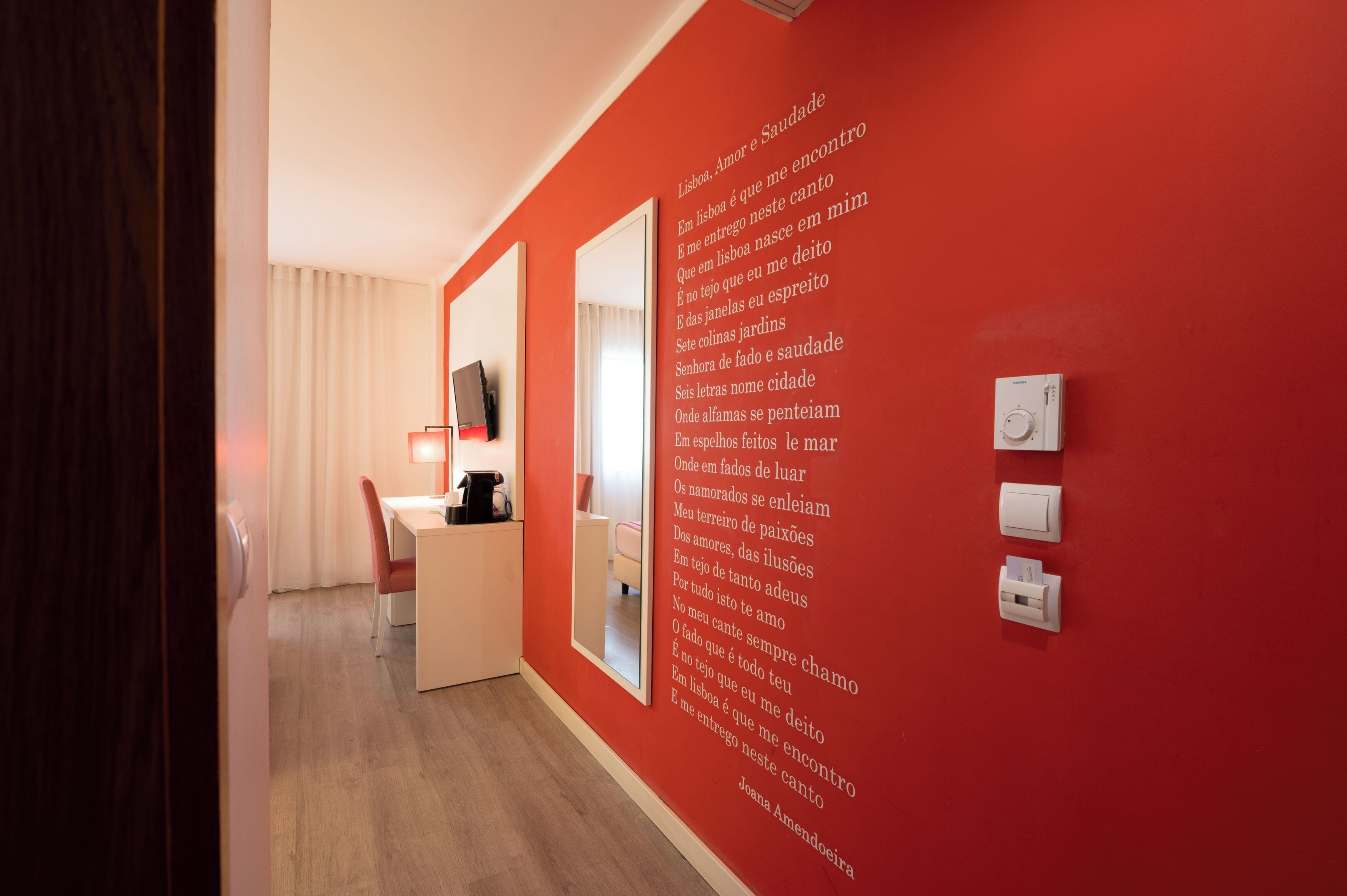 Minibar, caixa forta a l'habitació i escriptori 