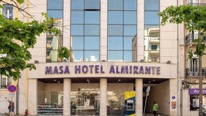 Un hôtel doté d’une façade moderne, de grandes fenêtres et d’une entrée imposante.